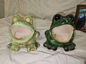 lot 857 image: Vintage Frog Ceramic Kitchen Sponge Holders (2) and More Frog Dcor.