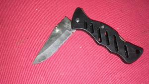 lot 652 image: The Raven Pocket Knife.