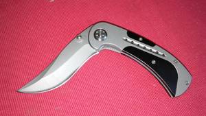 lot 657 image: Frost Small Game Folded Pocket Knife