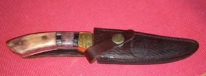lot 662 image: Chipaway Hunting Knife with Sheath.