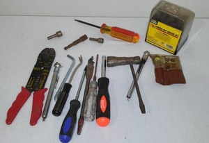 lot 860A image: Tool Shop Power Nut Driver Set And More.