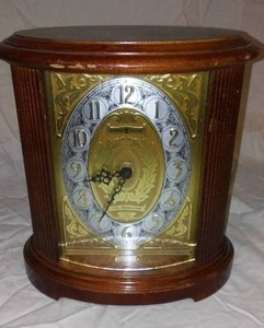 lot 678 image: Howard Miller 71st Anniversary Dual Chime Mantel Clock.