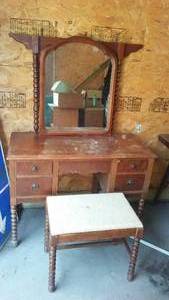 lot 521 image: Vintage Spindle Leg Dressing Table And Bench