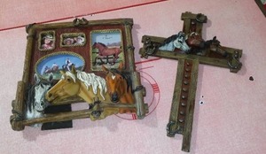 lot 537 image: Horse Decor. Picture Frame, Cross