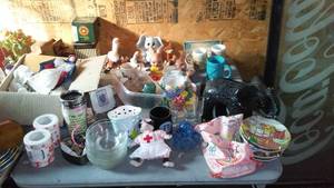 lot 562 image: Plethora Of Tchotchkes.
