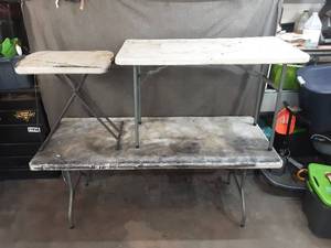 lot 39 image: 3 Folding tables