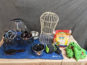 lot 61 image: Misc pet supplies