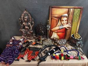 lot 76 image: Ethnic decor