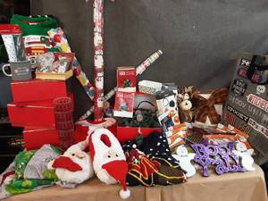 lot 82 image: Large Lot of assorted Holiday and seasonal dcor.