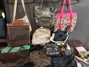 lot 91 image: Assorted purses and hand bags