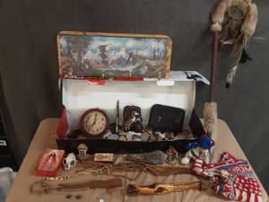 lot 121 image: Assorted native American decor
