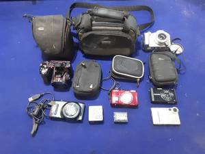 lot 122 image: Lot of misc. digital cameras and cases