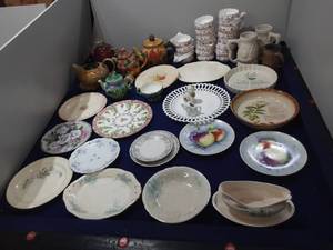 lot 17 image: China and teapots