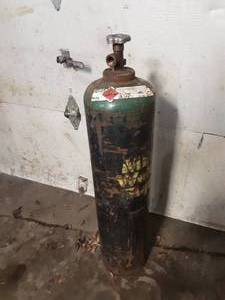 lot 11 image: Torch Tank, UN1001 Acetylene dissolved (Empty)