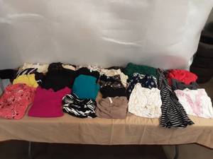 lot 28 image: Approx 25 womens tops mostly size large