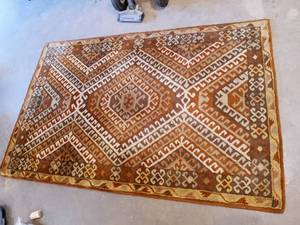 lot 52 image: Ashley Furniture rug Collection 5x79