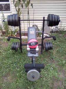 lot 4 image: Weider Weight Bench with large assortment of weights