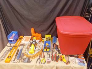 lot 140 image: Tote of hand Tools