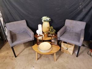 lot 133 image: 2 chairs with pair of side tables and assorted decor