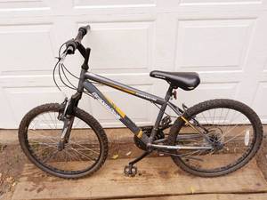 lot 147 image: Roadmaster Granite Peak 18 speed 24 bicycle