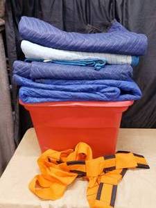 lot 150 image: Tote with 4 moving blankets and forearm forklift moving straps