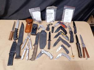 lot 49 image: Collection of pocketknives, hunting knives, and 2 Leatherman multi tools