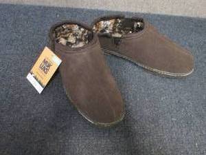lot 17 image: Size 12 Muk Luks Mens Slippers...
