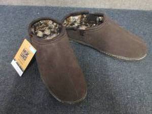 lot 18 image: Size 12 Muk Luks Mens Slippers...