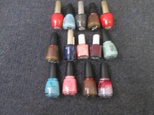 lot 110 image: 15 each Assorted Fingernail Polish...