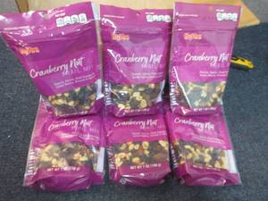 lot 429 image: 6- 7 oz HyVee Cranberry Nut Trail M...