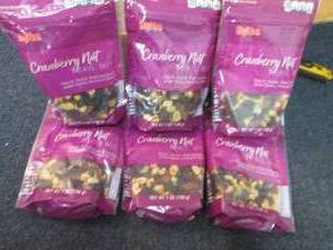 lot 435 image: 6- 7 oz HyVee Cranberry Nut Trail M...