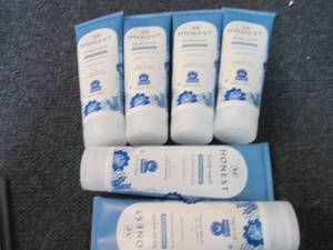 lot 446 image: 6- 8 oz Honest Soothing Therapy Bod...