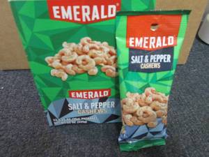 lot 452 image: 12- 1.25 oz Emerald Salt & Pepper C...