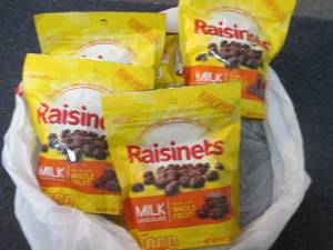 lot 471 image: 6- 8 oz Raisinets...
