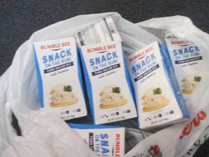 lot 478 image: 6- 3.5 oz Bumble Bee Tuna Salad Kit...