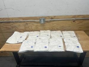 GILDAN Lot of 18- G2000 Ultra Cotton T-Shirts in White- Size Large