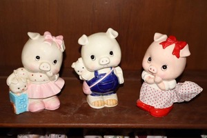 lot 15 image: (3) Lefton 1980s Vintage Kitsch Standing Pig Piggy Banks Hand-Painted