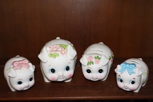 lot 18 image: (4) Lefton 1950s Vintage Kitsch MCM Pink White Pig Piggy Banks wApplied Flowers, Pink Blue Bows Hand-Painted Fine China