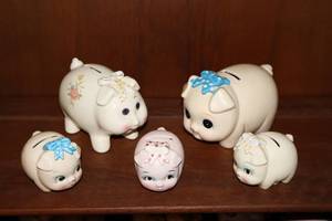 lot 19 image: (5) Lefton Japan 1980s Vintage Pig Piggy Banks Hand-Painted Applied Flowers, Blue Pink Bows