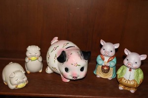 lot 20 image: Vintage RELCO Porcelain Pig Piggy Bank Big-Eyed Hand-Painted Flowers Anthropomorphic Japan, Lefton Pig Corn Salt & Pepper Set Etc.