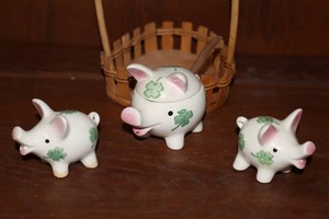 lot 27 image: 1966 Goebel Irish Shamrock St. Patricks Pig Salt & Pepper Set with Pig Covered Condiment Set W. Germany