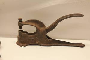 lot 17 image: Mixed Lot of Vintage Tools and Accessories