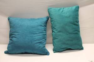 lot 59 image: Set of 4 Teal Accent Pillows