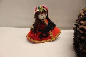lot 68 image: Lot of Pinecone Basket with Ribbon and Assorted Holiday Doll Decorations