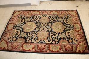 lot 206 image: Ornate Floral Pattern Accent Rug