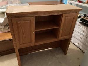 lot B-83 image: Oak Desk & Hutch