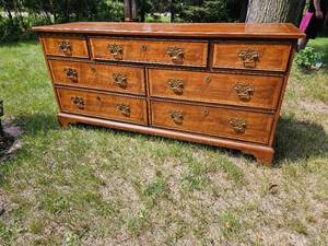 lot 67 image: Henredon 18th Century Portfolio Seven Drawer Dresser