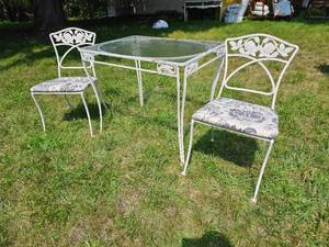 lot 14 image: Vintage Steel Bistro Table & Chairs