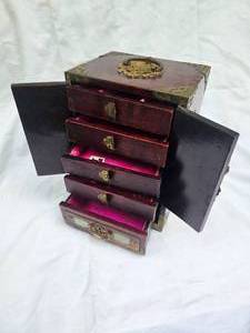 lot 104 image: Charming Chinoiserie Jewelry Box