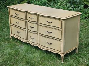 lot 115 image: Vintage Provincial Drexel Nine Drawer Desser